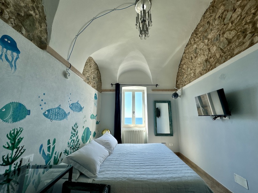 Camera Acquario con soffitto a volta e decorazioni marine, letto matrimoniale, Le Stanze sul Mare Borgio Verezzi
