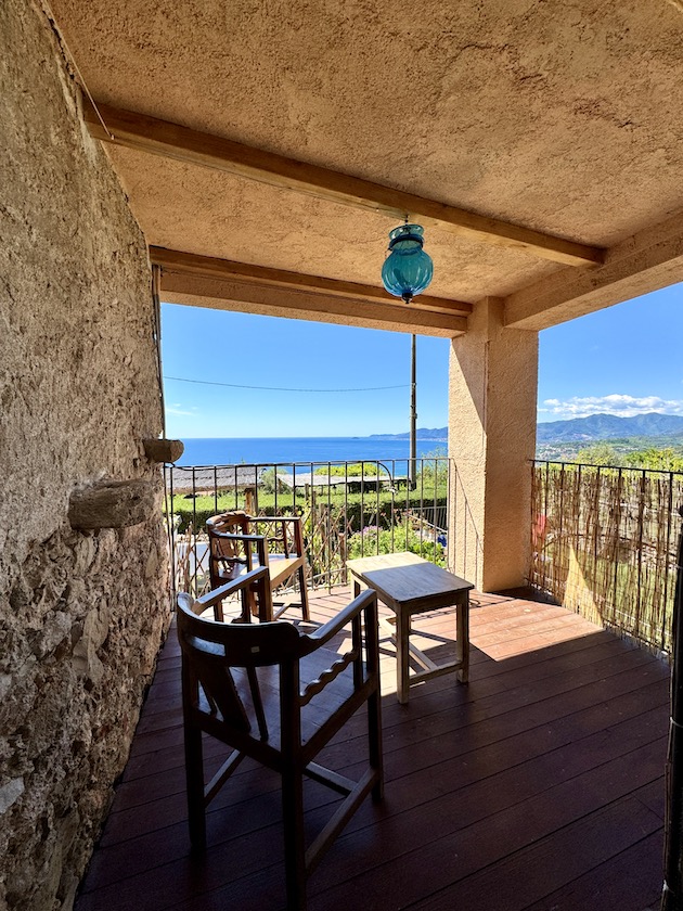 Terrazza con vista mare e tavolino, Camera India Le Stanze sul Mare Borgio Verezzi