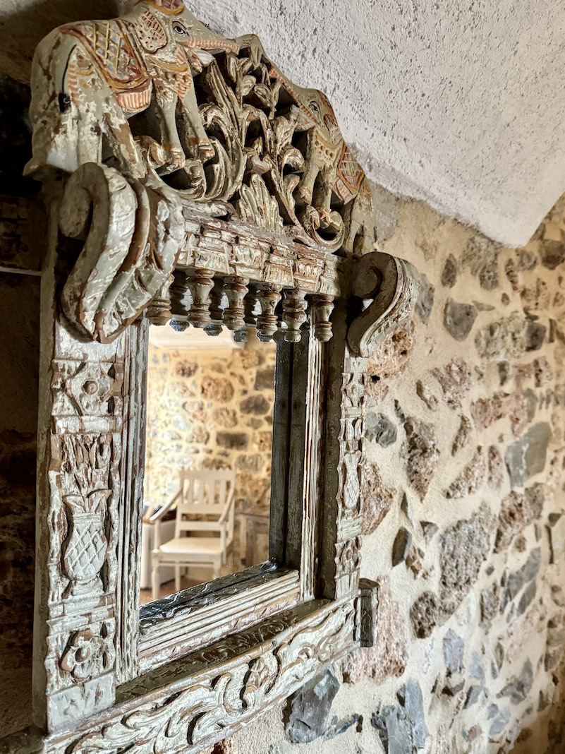 Dettaglio specchio decorato su parete in pietra, Camera India Le Stanze sul Mare Borgio Verezzi