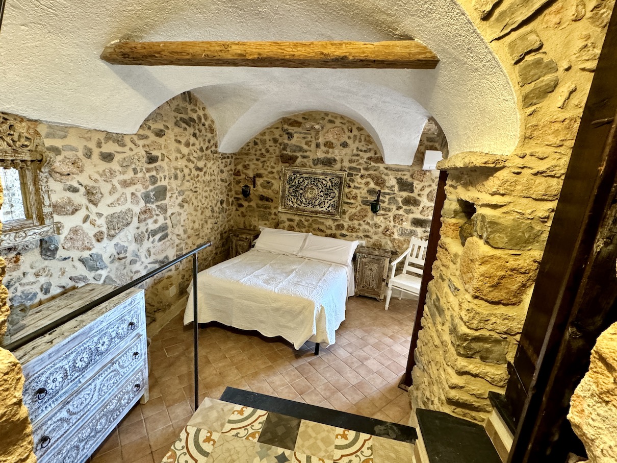 Camera India con soffitto ad archi e pareti in pietra, letto matrimoniale, Le Stanze sul Mare Borgio Verezzi